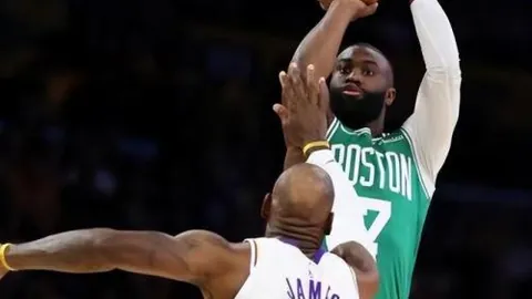 “惊呆！教练化身守门神！多纳鲁马绝杀瞬间神扑再现，瓜迪奥拉竟学其绝技！”